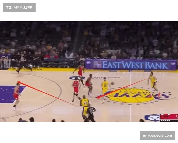 战术复盘：勇士“Split Action”战术多次撕裂湖人防守，形成空切得分。